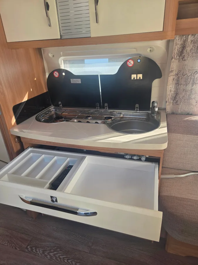 Hobby WFB 495 de Luxe mit Heckbad - Bild 10