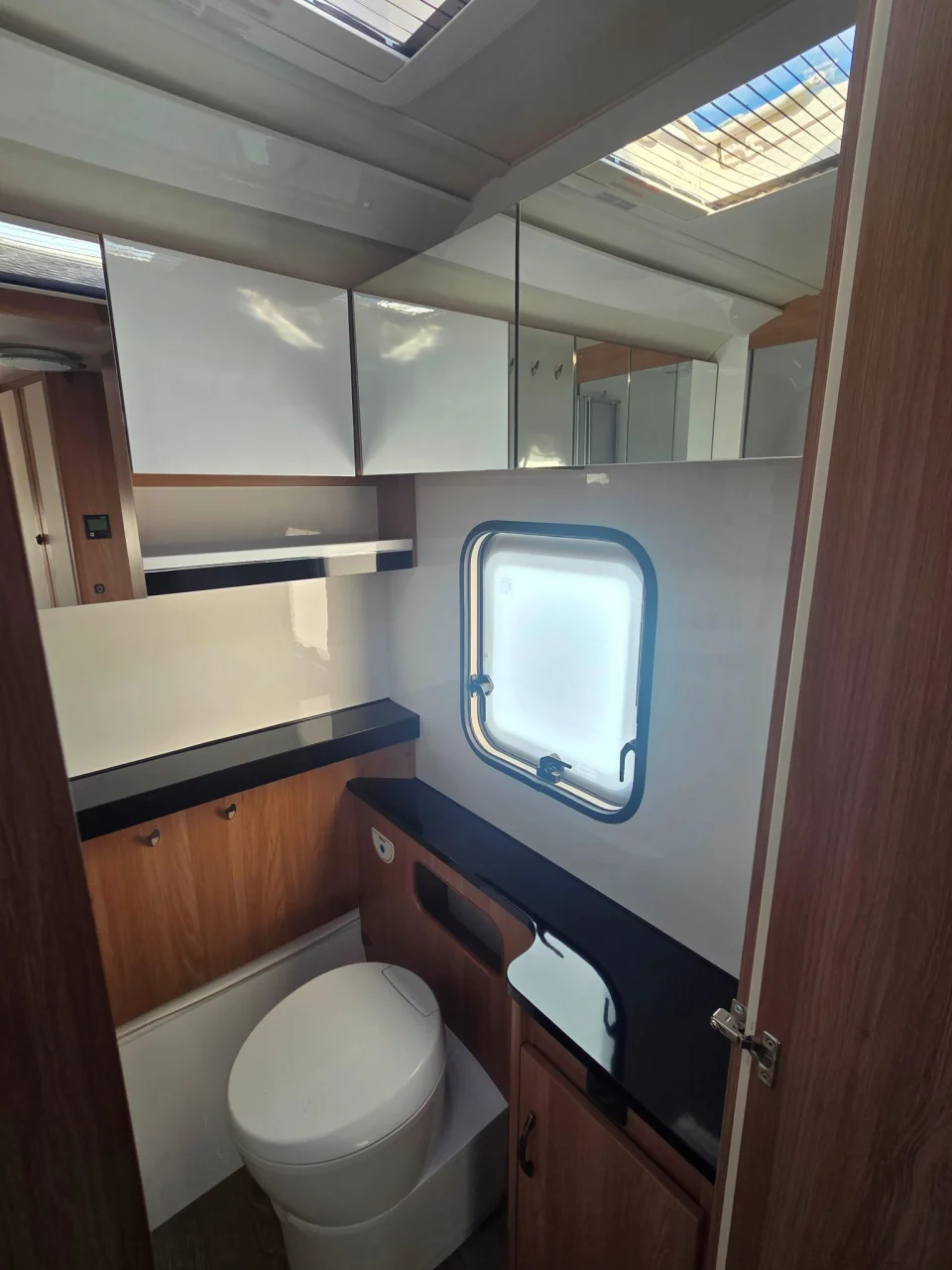 Hobby WFB 495 de Luxe mit Heckbad - Bild 8